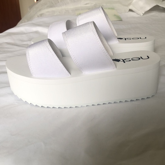 NWT WHITE PLATFORM SANDALS fits size 6 - Picture 4 of 11